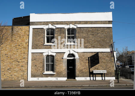 End Eckhaus in einer Reihe von Reihenhäusern auf der Hargwyne Street in Brixton mit blauem Himmel Sonnenschein & Straßenschild South London England UK KATHY DEWITT Stockfoto