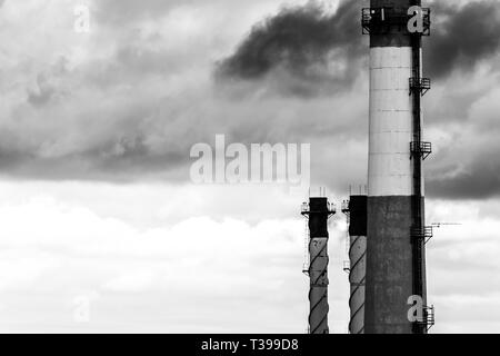 Große industrielle Rohrleitungen, Luftverschmutzung in der Stadt Umgebung. Konzept der Ökologie. Stockfoto