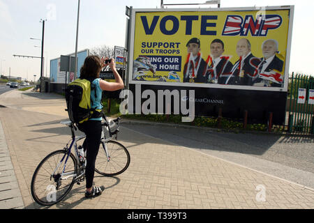 Ein unkenntlich British National Party Reklametafeln durch die Seite der Straße in Barking. East London. 24.04.2010 Stockfoto