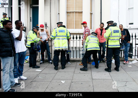 Polizei stoppt und suchen bei Notting Hill Carnival. London. 29.08.2011. Stockfoto