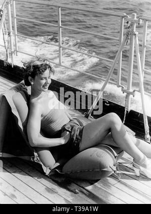 Frau entspannend auf Schiff, 1956 Stockfoto