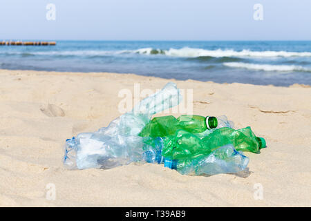 Plastikflaschen auf einem Strand genutzt, selektive konzentrieren. Stockfoto