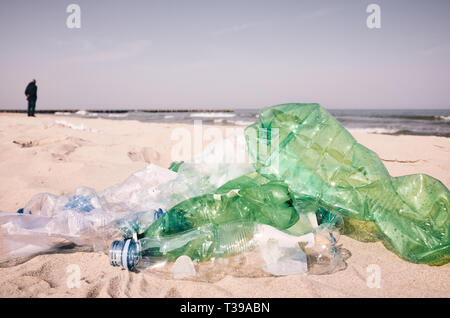 Verwendete Kunststoff Flaschen an einem Strand von Touristen links, selektiver Fokus, Farbe Tonen angewendet. Stockfoto