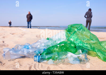 Plastikflaschen an einem Strand von Touristen links, selektiven Fokus verwendet. Stockfoto