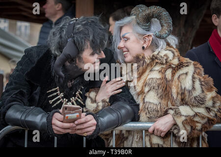 London, Großbritannien. 7. April 2019. 11. jährlichen Oxford gegen Cambridge Ziege Rennen in Spitalfields Stadt Hof in East London. Credit: Guy Corbishley/Alamy Live Neue Stockfoto