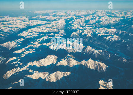 Weiß hechte in den Alpen vom Flugzeug am Morgen über Italien Stockfoto