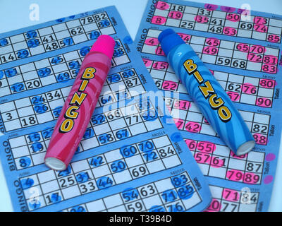 Bingo Tickets mit rosa und blau fluoreszierenden Markierungen Stockfoto