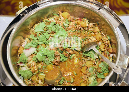 Gado - gado oder traditioneller indonesischer Salat mit Erdnusssoße und Varian von Gemüse serviert. Stockfoto