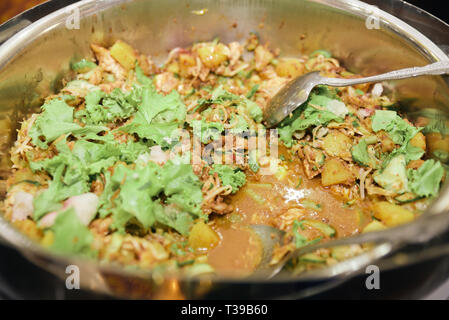 Gado - gado oder traditioneller indonesischer Salat mit Erdnusssoße und Varian von Gemüse serviert. Stockfoto