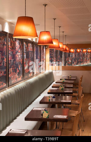 Leere Menge Tabellen und hellen Farben in einem Spiegel bei Carluccio's in Stratford-upon-Avon widerspiegelt Stockfoto