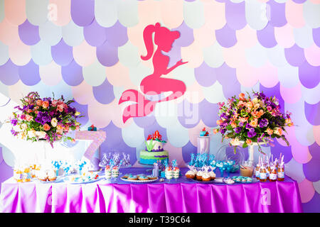 Meer Zeit mermaid Thema auf Candy Bar der Partei mit violetten Hintergrund. Geburtstagsfeier für Mädchen, Teens. Stockfoto
