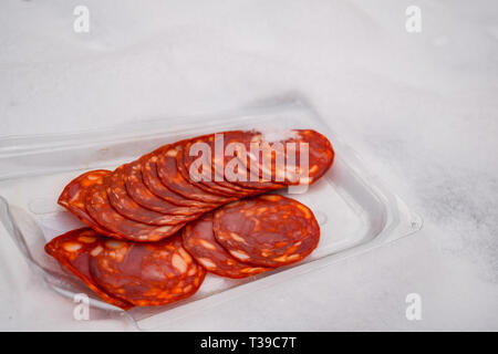 Schweinefleisch Chorizo Wurst Zeile der Schichten im Schnee Stockfoto