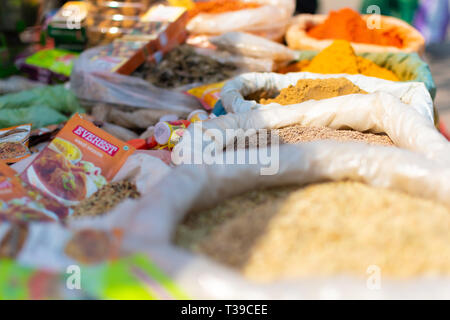 Varanasi, Indien, 10.März 2019 - Bunte Curry Pulver ein Pfeffer Gewürze und Kräuter in der traditionellen Straße Spice Market in Varanasi, Indien Stockfoto