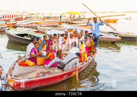 VARANASI, Indien, 10 Mar 2019 - eine Menge Leute auf den überfüllten Boote sitzen der Ganges River zu überqueren Stockfoto