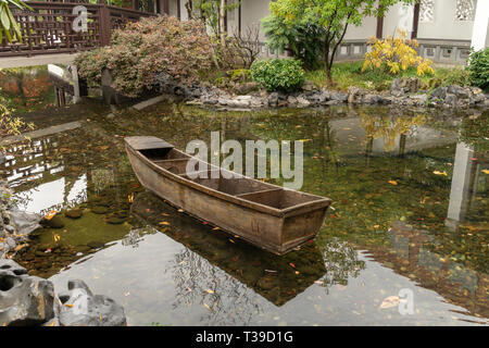 Portland, Oregon - 2018-11-21 - Chinesische Boot am Fischteich im Lan Su Chinese Garden Stockfoto