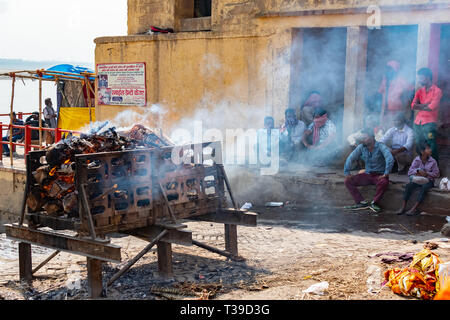 Varanasi, Indien, 10. März 2019 - Hindu Einäscherung Zeremonie am Ghat am Ufer des heiligen Ganges in Varanasi Uttar Pradesh Indien Stockfoto
