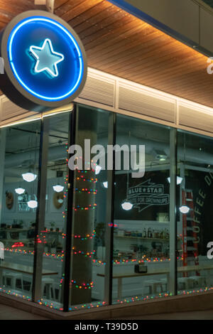 Portland, Oregon - 2018-11-21-Star und Eingang der Blue Star Donuts in Portland Stockfoto