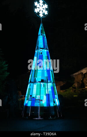 Portland, Oregon - 2018-11-21 - Licht Weihnachtsbaum in Portland Zoo während der jährlichen Winter Festival des Oregon Zoo, ZooLights Stockfoto