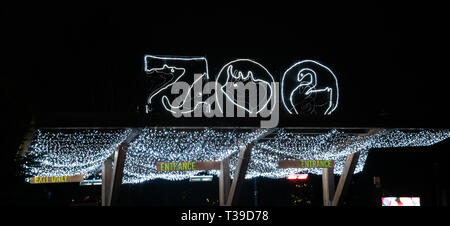 Portland, Oregon - 2018-11-21 - der Oregon Zoo licht Eingangsschild während der jährlichen Winter Festival des Oregon Zoo, ZooLights Stockfoto