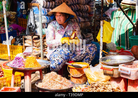 Phu Quoc, Vietnam, 26. Februar 2018 - die Frau, die in der traditionellen hat den Verkauf von Taschen von Gewürzen auf traditionellen Street Food Markt Stockfoto