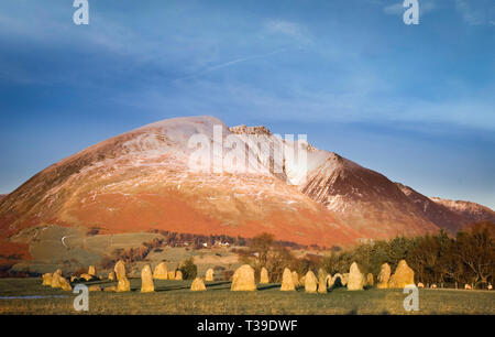 Die schneebedeckten Berggipfel von blencathra auch als Saddleback im Lake District, Cumbria von Castlerigg Steinkreis gesehen bekannt, als konstruierte Stockfoto