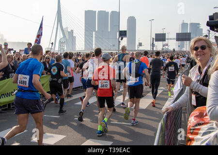 Rotterdam, die Niederlande. 07 Apr, 2019. Marathonläufer und Unterstützer. Stockfoto