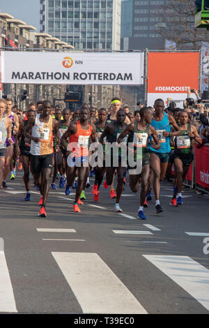 Rotterdam, die Niederlande. 07 Apr, 2019. Start des Marathons. Stockfoto