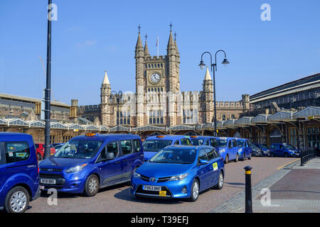 Blauen Taxis Bristol Temple Meads Station Bristol Stockfoto