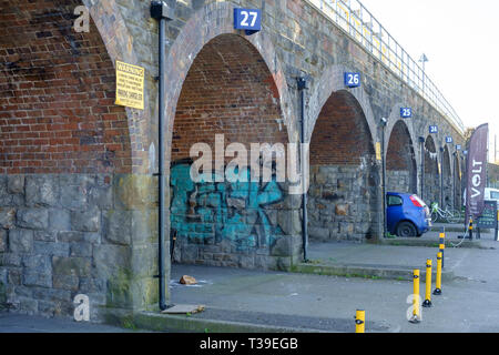 Kleine Unternehmen unter den Arkaden, in der Nähe der Bristol Temple Meads UK Stockfoto