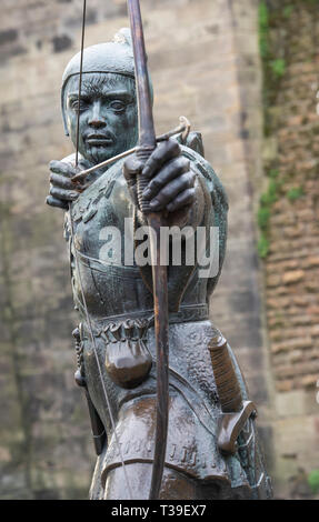 Der neu reparierten Robin Hood Statue, von der Burg in der Innenstadt von Nottingham, Nottinghamshire England Großbritannien Stockfoto