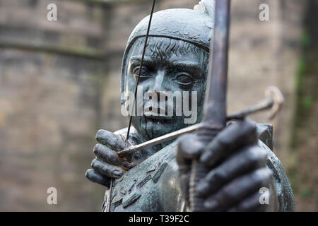 Der neu reparierten Robin Hood Statue, von der Burg in der Innenstadt von Nottingham, Nottinghamshire England Großbritannien Stockfoto