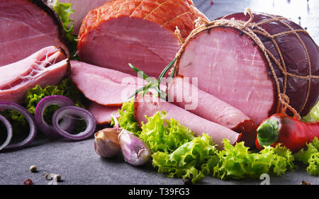 Zusammensetzung mit verschiedenen Fleischerzeugnisse. Stockfoto