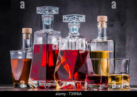 Komposition mit Karaffe und Flaschen verschiedene alkoholische Getränke. Stockfoto
