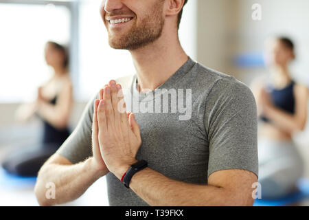 Gruß Yoga Lehrer in der Klasse Stockfoto