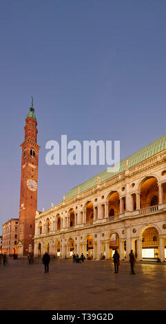 Vicenza, Venetien, Italien. Die Basilika Palladiana ist ein Renaissance-gebäude in der zentralen Piazza dei Signori in Vicenza. Die Loggia zeigt eines der fi Stockfoto