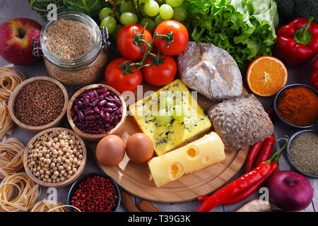 Zusammensetzung mit verschiedenen organischen Lebensmittel auf dem Tisch. Stockfoto