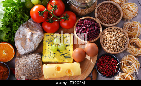 Zusammensetzung mit verschiedenen organischen Lebensmittel auf dem Tisch. Stockfoto