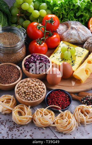 Zusammensetzung mit verschiedenen organischen Lebensmittel auf dem Tisch. Stockfoto