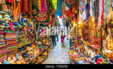 Jerusalem, Israel - 27. März 2019: Blick von Souvenir Markt in der alten Stadt Jerusalem, Israel Stockfoto