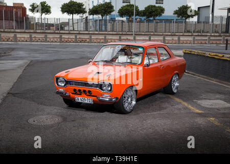 Kapstadt, Südafrika. 28. März 2019. Eine orange modifizierte Ford Escort MK1 Auto an der Seite der Straße geparkt Stockfoto