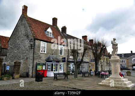 Martock/ˈSʌmərtən/ist eine Gemeinde in der englischen Grafschaft Somerset, England. Die Butter Kreuz und Marrket Square und das White Hart Stockfoto