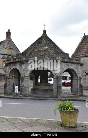 Martock/ˈSʌmərtən/ist eine Gemeinde in der englischen Grafschaft Somerset, England. Die Butter Kreuz und Marrket Square und das White Hart Stockfoto