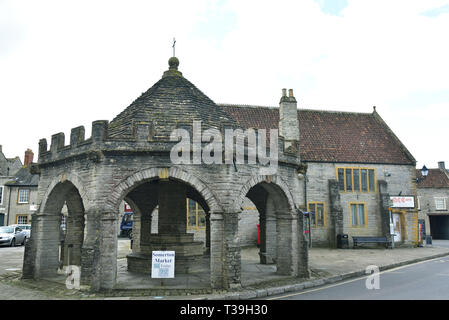 Martock/ˈSʌmərtən/ist eine Gemeinde in der englischen Grafschaft Somerset, England. Die Butter Kreuz und Marrket Square und das White Hart Stockfoto