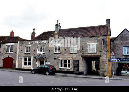 Martock/ˈSʌmərtən/ist eine Gemeinde in der englischen Grafschaft Somerset, England. Die Butter Kreuz und Marrket Square und das White Hart Stockfoto