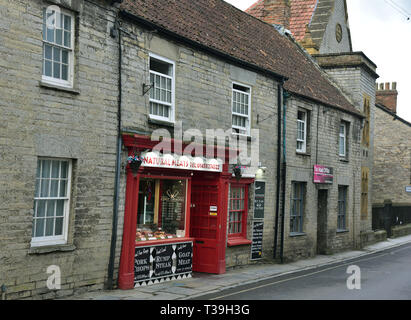 Martock/ˈSʌmərtən/ist eine Gemeinde in der englischen Grafschaft Somerset, England. Die Butter Kreuz und Marrket Square und das White Hart Stockfoto