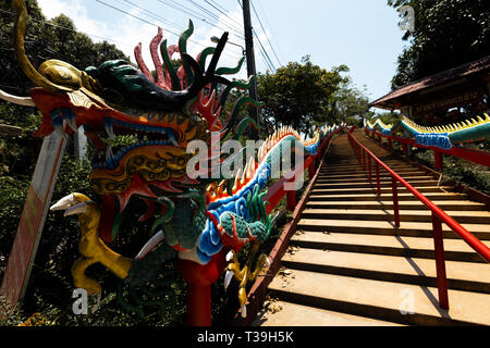 KO Chang, Thailand - 10 april, 2018: Die chinesischen buddhistischen Tempel im Norden der Insel - Hieroglyphen und Muster mit primären rote Farbe - Religi Stockfoto