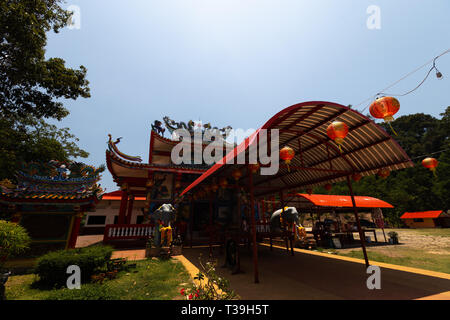 KO Chang, Thailand - 10 april, 2018: Die chinesischen buddhistischen Tempel im Norden der Insel - Hieroglyphen und Muster mit primären rote Farbe - Religi Stockfoto