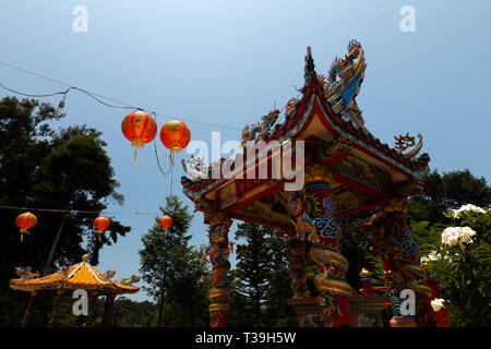 KO Chang, Thailand - 10 april, 2018: Die chinesischen buddhistischen Tempel im Norden der Insel - Hieroglyphen und Muster mit primären rote Farbe - Religi Stockfoto
