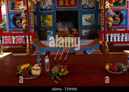KO Chang, Thailand - 10 april, 2018: Die chinesischen buddhistischen Tempel im Norden der Insel - Hieroglyphen und Muster mit primären rote Farbe - Religi Stockfoto