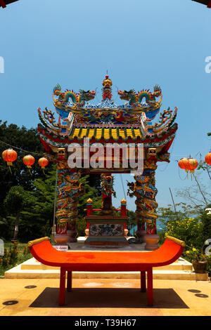 KO Chang, Thailand - 10 april, 2018: Die chinesischen buddhistischen Tempel im Norden der Insel - Hieroglyphen und Muster mit primären rote Farbe - Religi Stockfoto